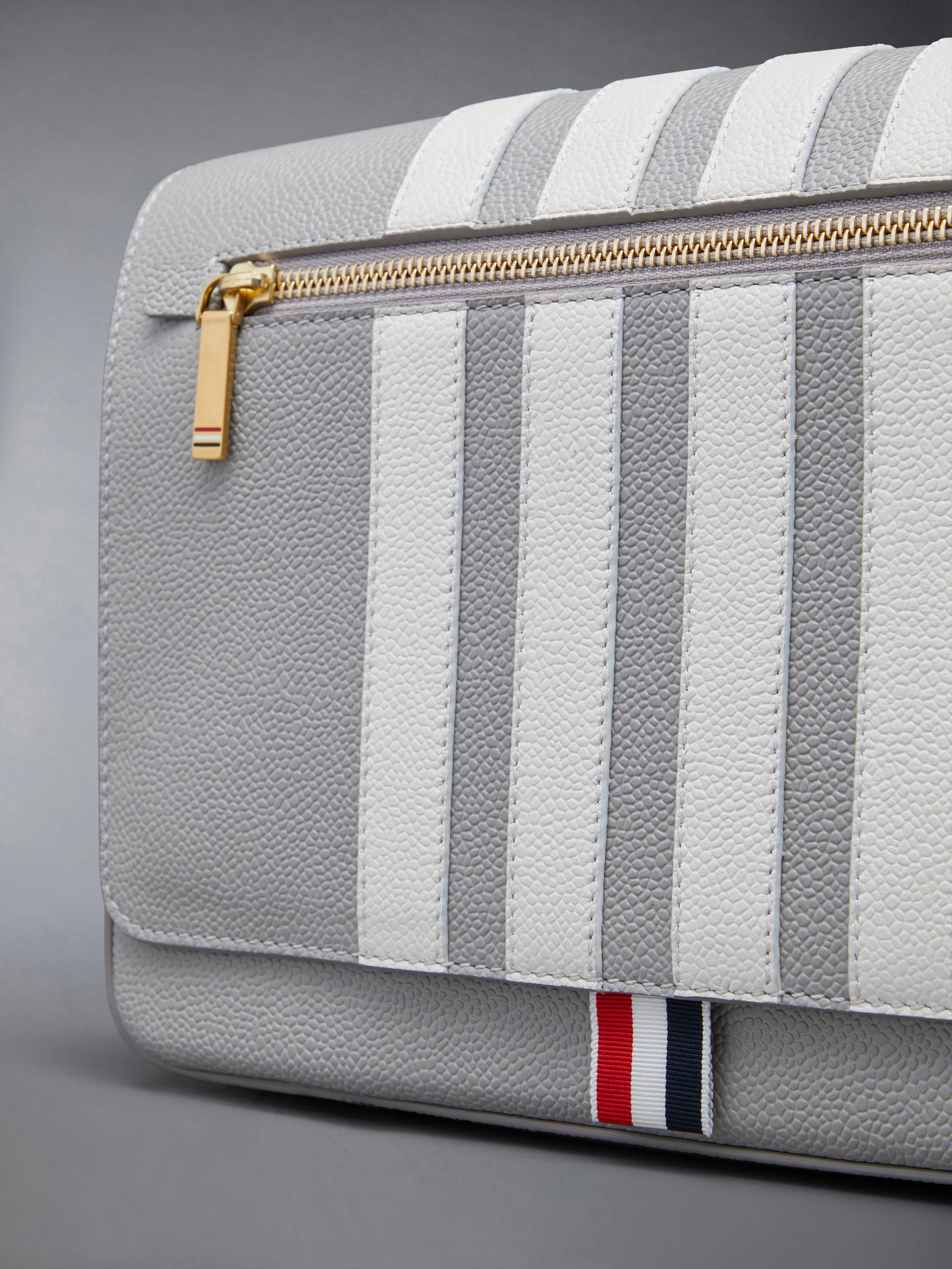 PEBBLE GRAIN 4-BAR REPORTER BAG - Image 6