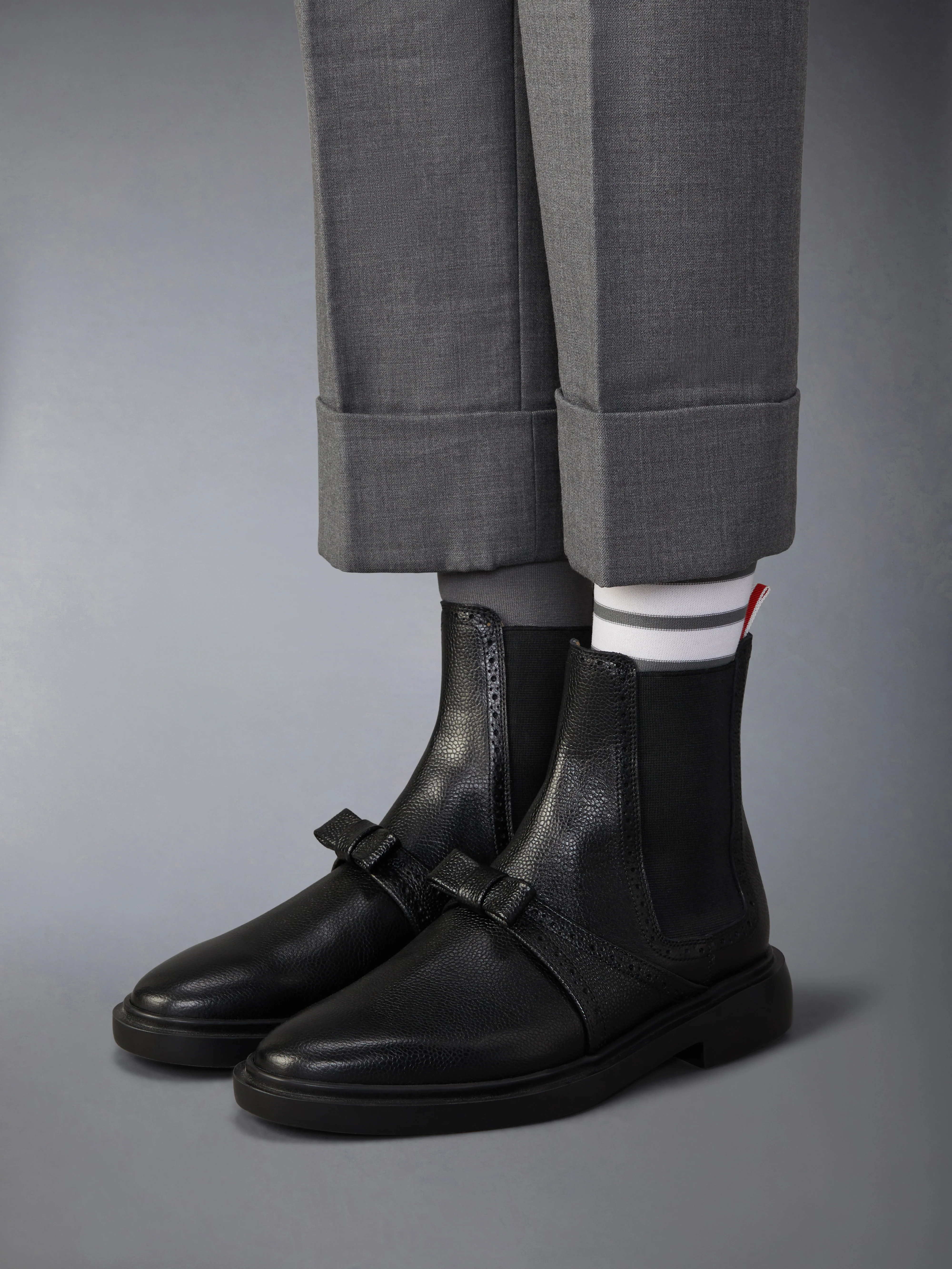 PEBBLE GRAIN RUBBER SOLE BROGUE BOW CHELSEA BOOT - Image 4